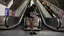 Penumpang menaiki kereta bawah tanah tanpa mengenakan celana pada No Pants Subway Ride di Stasiun Liverpool Street, London, Minggu (7/1). Mereka nekat tampil di depan umum tanpa  busana bawahan, seperti celana panjang ataupun rok. (Ben STANSALL / AFP)
