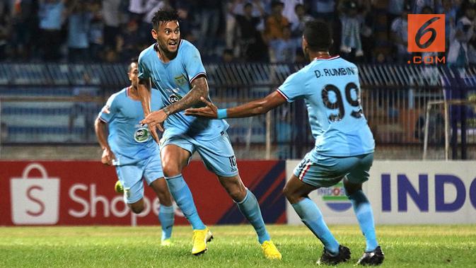 Alex Goncalves, striker Persela, saat melawan Kalteng Putra di Stadion Surajaya, Lamongan (11/7/2019). (Bola.com/Aditya Wany)