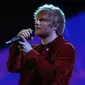 Penyanyi Ed Sheeran tampil menghibur penonton dalam acara Brit Awards 2018 di London, Rabu (21/2). (Joel C Ryan / Invision / AP)