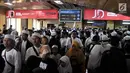 Peserta Reuni 212 berdesakan saat menuju pintu keluar Stasiun Gondangdia, Jakarta, Minggu (2/12). Antrean tersebut terkait acara Reuni 212 yang digelar di Monumen Nasional atau yang populer dengan Monas. (Merdeka.com/Iqbal S. Nugroho)