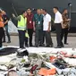 Dirut Lion Air Group Edward Sirait (tengah) bersama Rusdi Kirana saat melihat serpihan pesawat Lion Air JT 610 di Pelabuhan JICT 2, Jakarta, Selasa (30/10). Sejumlah barang ditemukan petugas dalam operasi pencarian. (Liputan6.com/Helmi Fithriansyah)