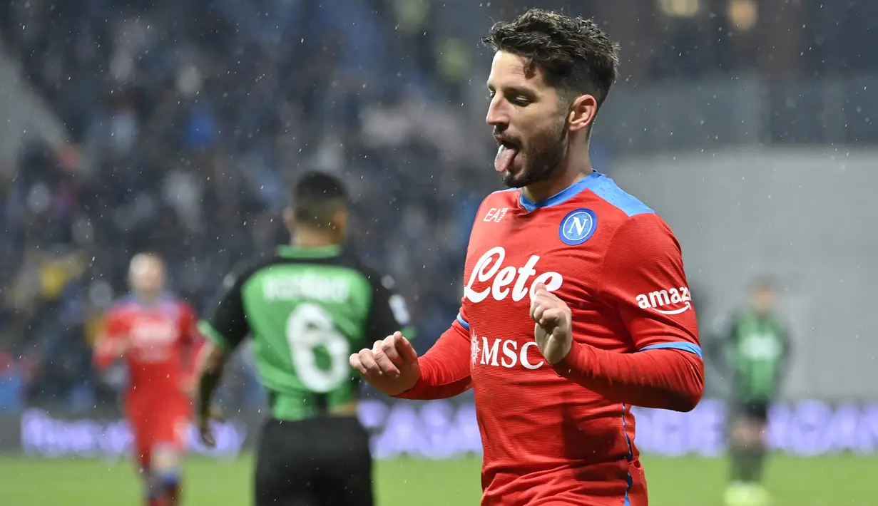 Dries Mertens. Striker Belgia berusia 34 tahun yang telah 9 musim bersama Napoli ini total mencetak 6 kali hattrick di serie A bersama Napoli. Bahkan ia mampu mencetak dua hattrick berurutan pada pekan ke-16 dan 17 Liga Italia musim 2016/2017 ke gawang Cagliari dan Torino. (AFP/Alberto Pizzoli)