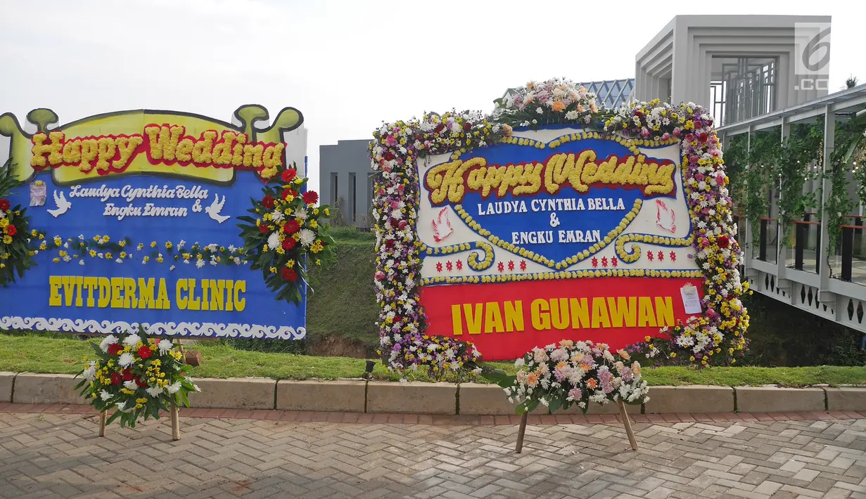 Sejumlah karangan bunga ucapan selamat menghiasi lokasi resepsi kedua pernikahan Laudya Cynthia Bella dan Engku Emran di kawasan Dago, Bandung, Minggu (8/10). Acara resepsi akan digelar secara tertutup dari awak media. (Liputan6.com/Herman Zakharia)