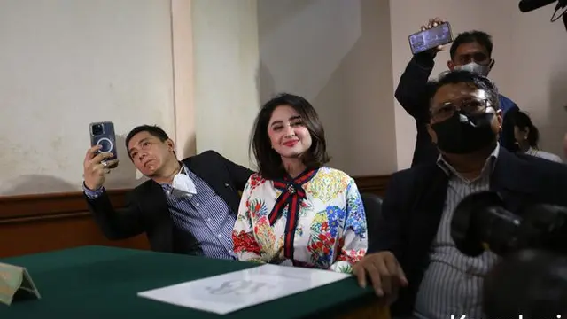 6 Potret Dewi Perssik Hadir di Sidang Cerai dengan Angga Wijaya, Mengaku Tak Gugup