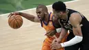 Phoenix Suns bangkit di kuarter kedua. Skuat asuhan Monty Williams berhasil ungguli Bucks dengan skor 31-13. Alhasil, Chris Paul (kiri) dkk berhasil unggli skor hingga selisih lima poin (47-42) atas Bucks. (Foto: AP/Aaron Gash)