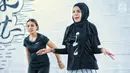 Artis Nikita Mirzani berolahraga zumba di kawasan Kebayoran Baru, Jakarta, Rabu (8/8). Nikita sering mengikuti zumba agar menjaga kebugaran tubuh usai aktifitasnya yang padat. (Liputan6.com/Faizal Fanani)