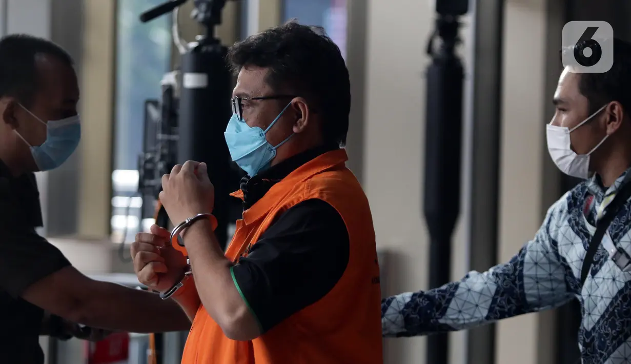 La Ode Muhammad Rusdianto usai menjalani pemeriksaan di Gedung Komisi Pemberantasan Korupsi (KPK), Jakarta, Jumat (22/7/2022). LM Rusdianto Emba, yang juga adik dari Bupati Muna La Ode Muhammad Rusman Emba diperiksa KPK sebagai tersangka dalam pengembangan perkara dugaan korupsi pengajuan dana PEN Kabupaten Kolaka Timur Tahun 2021. (Liputan6.com/Helmi Fithriansyah)