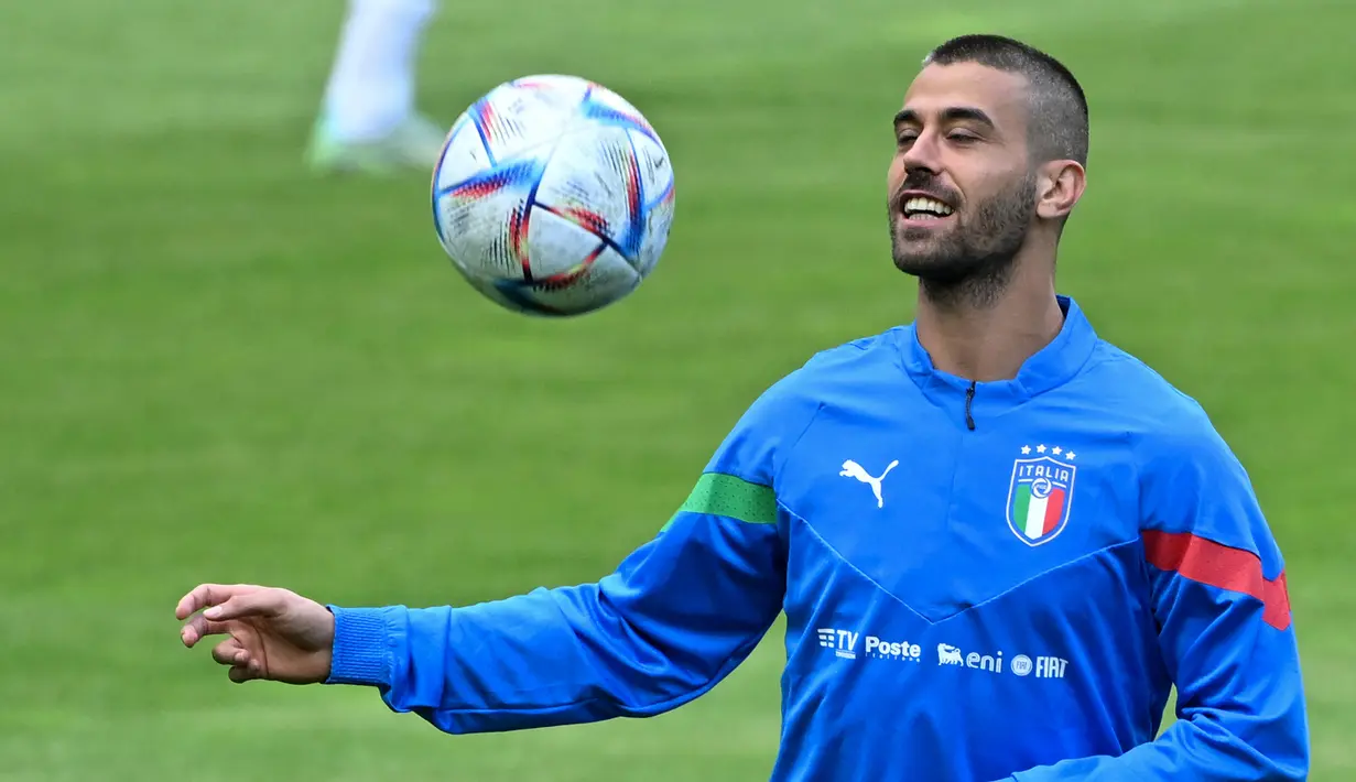 Bek Italia Leonardo Spinazzola memainkan bola selama sesi latihan tim nasional di Moenchengladbach, Jerman barat, Senin (13/6/2022). Jerman dan Italia akan kembali duel pada matchday 4 Grup 3 UEFA Nations League A 2022/2023 di Borussia-Park, Rabu 15 Juni 2022 dini hari WIB. (Ina FASSBENDER / AFP)