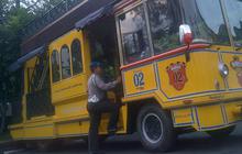 Naik Bandros, Andy tersangkut kabel & jatuh di depan kantor Emil