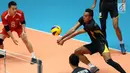 Pemain Timnas voli putra Indonesia, Rendy F Tamamilang mengontrol bola saat melawan Jepang pada 8 besar grup E Kejuaraan Voli Asia 2017 di GOR Tri Dharma, Gresik, Sabtu (29/7). Indonesia kalah 0-3 (23-25, 15-25, 12-25). (Liputan6.com/Helmi Fithriansyah)