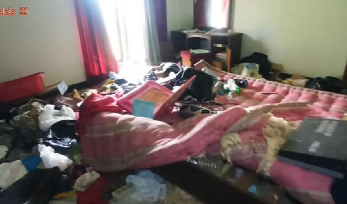 Tak berbeda jauh dengan lantai bawah, kamar tidur di lantai atas juga masih dipenuhi perabotan. Namun, kondisinya sudah berantakan.<br>