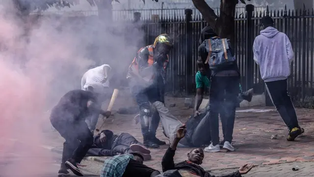 Demonstran Kenya berupaya menyerbu gedung parlemen dan ditembaki polisi. (AFP)