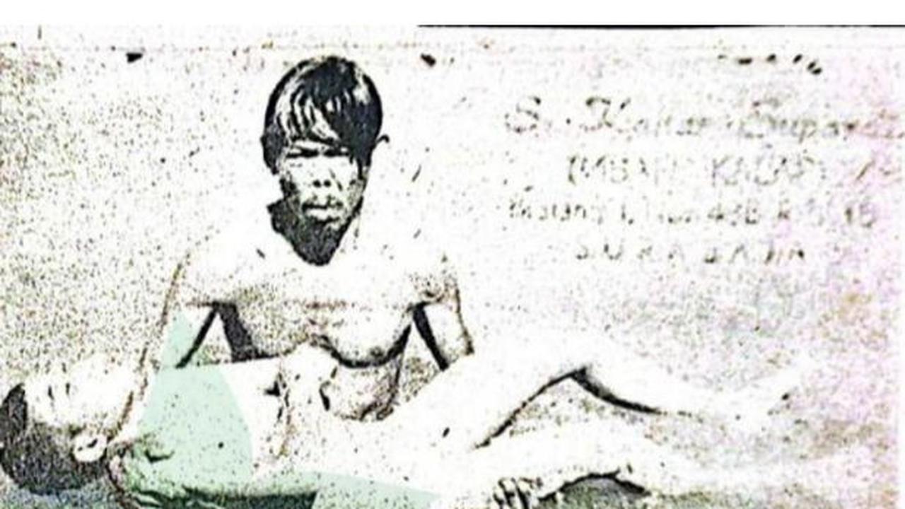 Mbah Kalap sehari-hari memantau pintu air, termasuk mencegah orang yang hendak bunuh diri atau menyelamatkan anak yang terseret sungai.<br><br>Foto Mbah Kalap saat menyelamatkan anak tenggelam (laman Surabaya Historical)