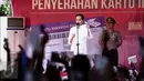 Presiden Joko Widodo (Jokowi) menjelaskan tentang manfaat dari Kartu Indonesia Pintar (KIP) di Ambon, Maluku, (8/2). Jokowi membagikan sekitar 1.265 KIP untuk para siswa di Ambon. (Liputan6.com/Faizal Fanani)
