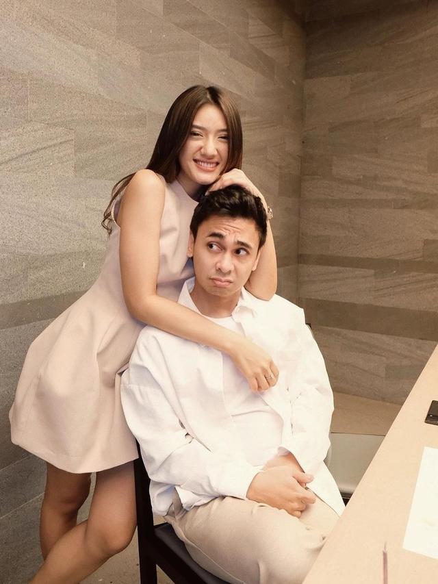 Foto Bareng Istri, Wajah Raditya Dika Bikin Salfok - Entertainment