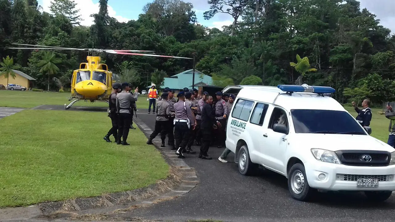 Evakuasi anggota Brimob Polda Papua yang tertembak di wilayah Tembagapura. (Foto: Polda Papua/Liputan6.com/Katharina Janur)