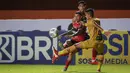Bali United tidak membutuhkan banyak waktu untuk membalas gol yang dicetak The Guardian. Berawal dari upaya Stefano Lilpaly melakukan penetrasi ke kotak penalti dan mengirim umpan tarik ke jantung pertahanan. (Bola.com/Bagaskara Lazuardi)
