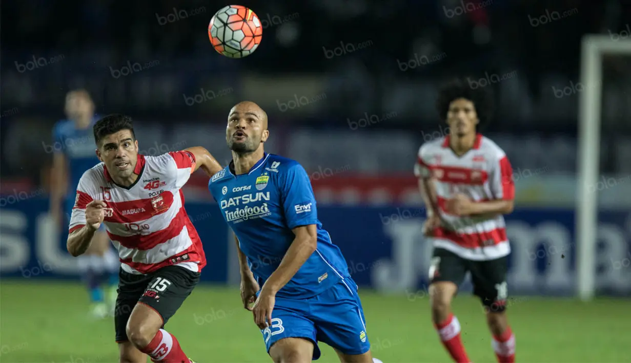 Duel bola udara antara Sergio van Dijk dengan bek Madura United, Fabiano Beltrame pada laga TSC. Meski gagal mencetak gol saat debutnya namun pemain Adelaide United ini sempat merepotkan barisan pertahanan lawan. (Bola.com/Vitalis Yogi Trisna)