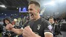 Pemain Juventus, Arkadiusz Milik, melakukan selebrasi setelah mencetak gol ke gawang Lazio pada laga semifinal Coppa Italia meski kalah dari Lazio di Stadion Olimpico, Roma, Rabu (24/2/2024). Juve lolos ke final Coppa Italia 2023/2024. (AP Photo/Alfredo Falcone)