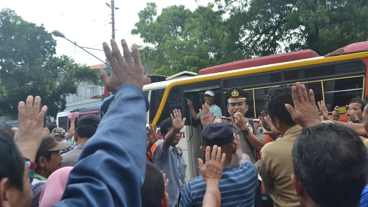 Pedagang dan para sopir angkot sepakat menolak radikalisme. (Foto: Liputan6.com/Muhamad Ridlo)