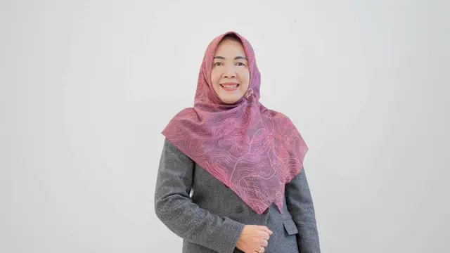 Kisah Wonderland di Sehelai Hijab Buatan Lokal