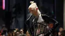 Machine Gun Kelly saat menghadiri Time100 Next Gala di SECOND Floor, New York City, Amerika Serikat, 25 Oktober 2022. Korset tembus pandang dari Dolce & Gabbana memperlihatkan area perut dan tatonya. (JP Yim/Getty Images for TIME/AFP)