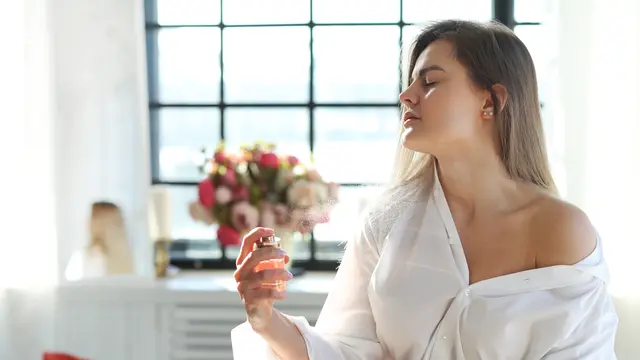 Ilustrasi menggunakan parfum
