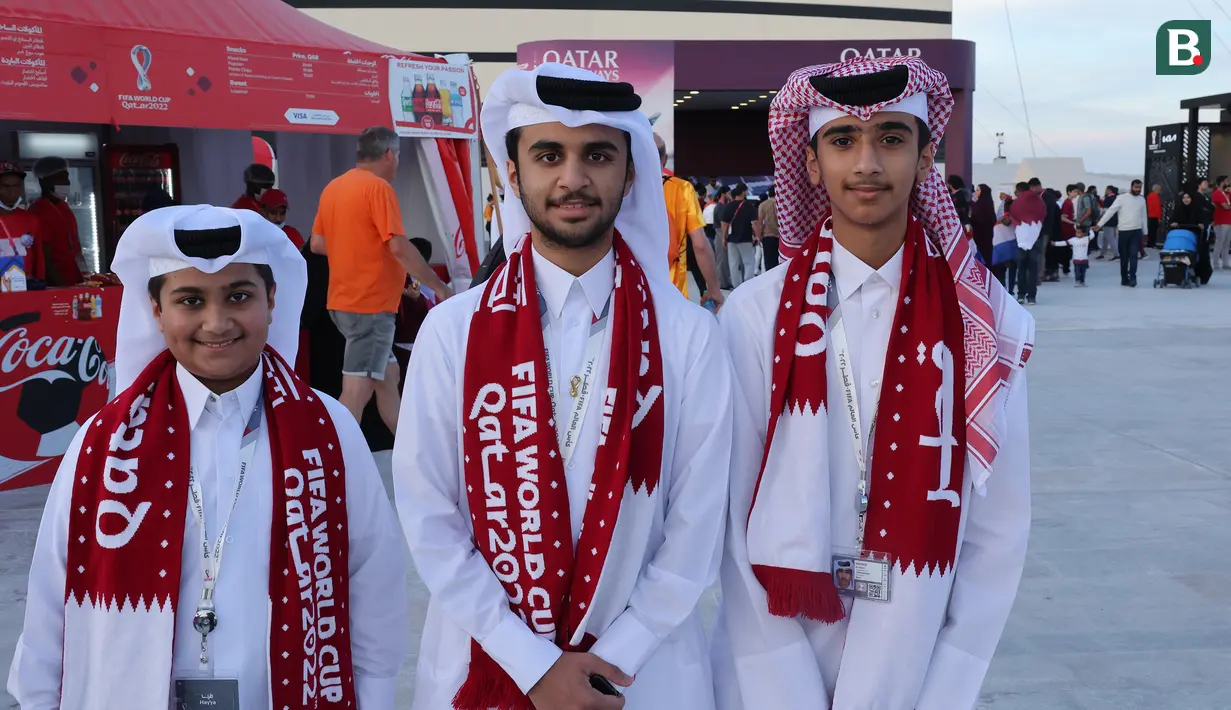 Meski menjadi tim yang paling awal tersingkir di Piala Dunia 2022 usai menderita dua kali kekalahan dalam dua laga awal fase Grup A, para suportrer Qatar tetap berbondong-bondong mendukung tim kesayangan mereka menjalani laga ketiga meghadapi Belanda. (Bola.com/Ade Yusuf Satria)