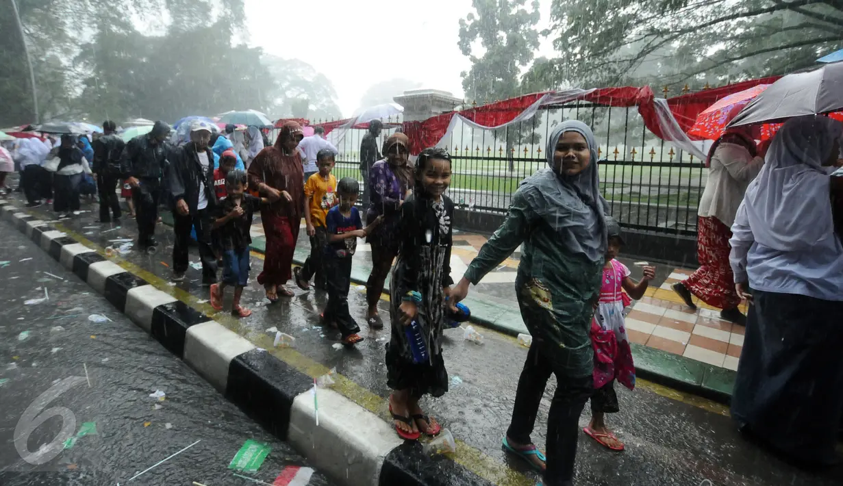Warga meninggalkan sekitar kawasan Istana Bogor usai menyambut kedatangan Raja Salman, Rabu (1/3). Kedatangan Raja Salman bin Abdulaziz ke Istana Bogor disambut puluhan ribu pelajar dan warga. (Liputan6.com/Helmi Fithriansyah) 
