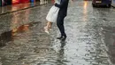Meski hujan, Gritte dan Arif tetap nampak bahagia jalani foto prewedding  [@gritteagathaa]
