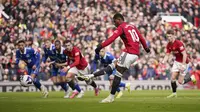 Striker Manchester United, Marcus Rashford mencetak gol kedua timnya lewat eksekusi penalti ke gawang Everton pada laga pekan ke-28 Premier League 2023/2024 di Old Trafford Stadium, Manchester, Sabtu (9/3/2024). (AP Photo/Dave Thompson)