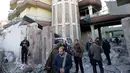 Kondisi Kedubes Spanyol usai dibom oleh tentara militan dari kelompok Taliban, Afganistan, Jumat (11/12/2015). Dalam peristiwa tersebut dua pengawal Kedutaan Besar Spanyol dan tujuh lainnya luka-luka (REUTERS/Mohammad Ismail)