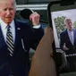 Serangkaian unggahan menunjukkan Joe Biden tetap memimpin negara meskipun terjangkit COVID-19, di antaranya foto bekerja di mejanya, dan klip video yang direkam di balkon Gedung Putih. (Samuel Corum AFP)