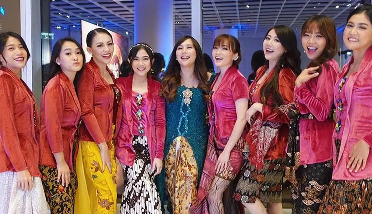 Berbagai gaya rambut pun digunakan, mulai dari sanggul sederhana hingga dibiarkan saja terurai dengan indah. Dok. @xxrynisme