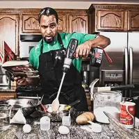 Saat memasak kena minyak panas rasanya memang mengesalkan. Orang-orang ini punya cara absurd untuk menghindarinya.