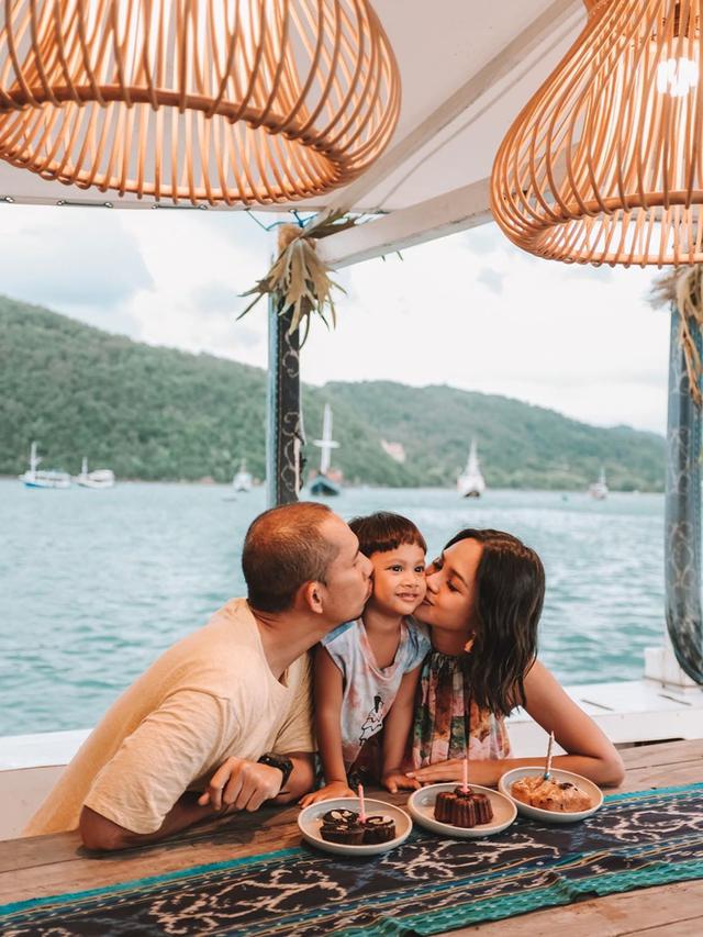 Andien liburan bareng suami dan anak. (Foto: Instagram @andienaisyah)