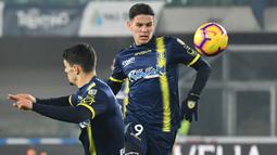 Mariusz Stepinski. Striker berusia 27 tahun yang sejak awal musim 2019/2020 ini memperkuat Hellas Verona, baru saja kembali dari masa peminjaman selama satu musim pada 2021/2022 bersama Aris Limassol. Selama semusim bersama Aris Limassol, ia total tampil dalam 25 laga di semua ajang dengan torehan 9 gol dan 3 assist. Sementara bersama Timnas Polandia ia baru mengoleksi 4 caps sejak melakukan debut pada 2 Februari 2013. (AFP/Vincenzo Pinto)