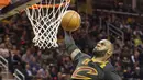 Aksi bintang Cleveland Cavaliers, LeBron James saat melakukan dunks melawan New York Knicks pada laga perdana NBA basketball game 2016-2017  di Cleveland, Rabu (26/10/2016) WIB. (AP/Phil Long)