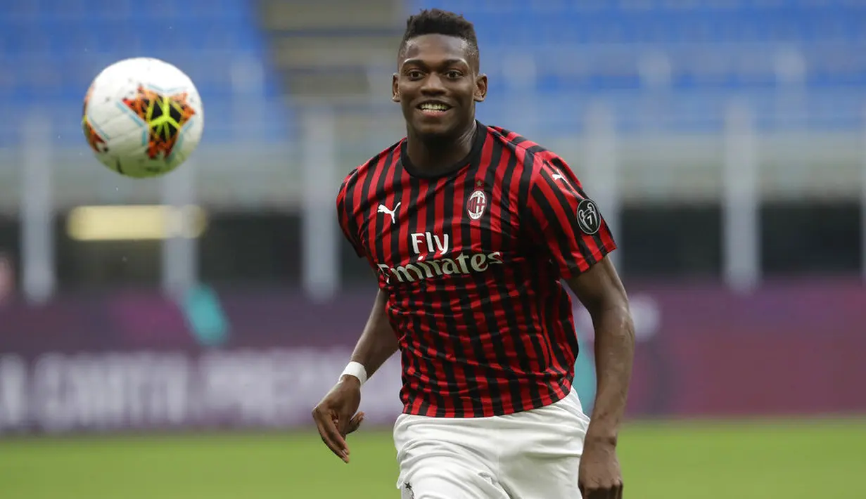 Pemain AC Milan, Rafael Leao, mengejar bola saat melawan Parma pada laga Serie A di Stadion San Siro, Rabu (15/7/2020). AC Milan menang 3-1 atas Parma. (AP Photo/Luca Bruno)