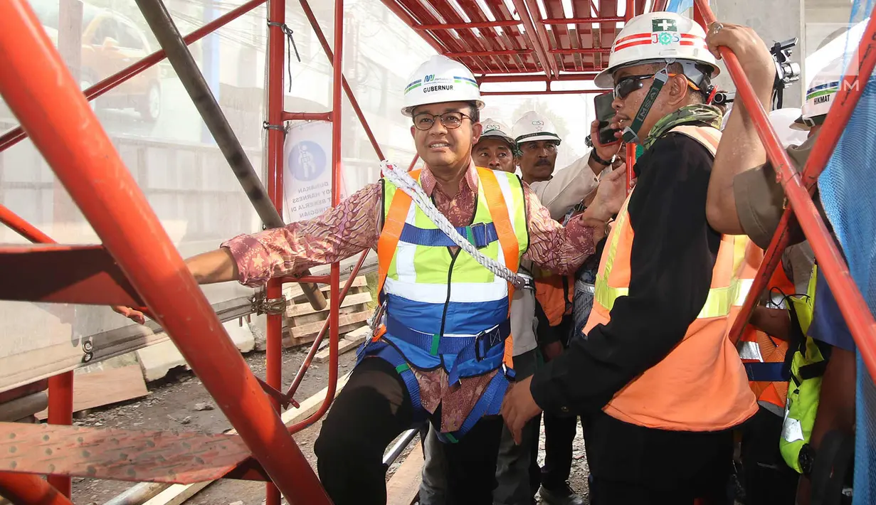 Gubernur DKI Jakarta Anies Rasyid Baswedan saat meninjau proyek MRT di Jakarta, Jumat (20/10). Pembangunan MRT fase 1 (Lebak Bulus-Bundaran HI) per September 2017 telah mencapai 80,5 persen. (Liputan6.com/Immanuel Antonius)
