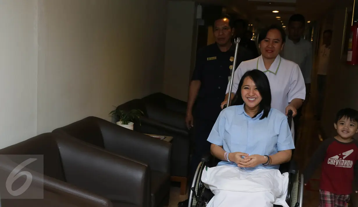 Pemain bass Kotak Swasti Sabdastantri yang di sapa Chua duduk di kursi roda sebelum jumpa pres di Rumah Sakit Pondok Indah, Jakarta, Sabtu (27/08). Anak pertama laki-laki lahir caesar pada Kamis (25/8). (Liputan6.com/Herman Zakharia)