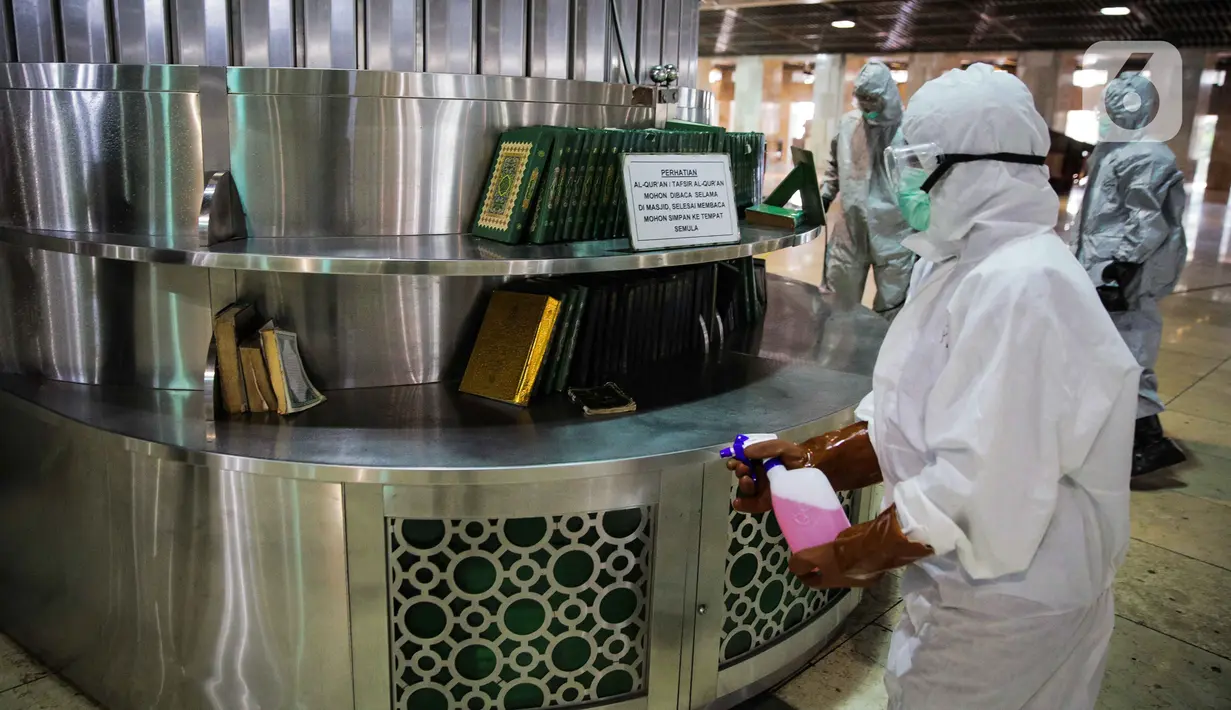 Petugas menyemprotkan cairan disinfektan saat sterilisasi area ibadah di Masjid Istiqlal, Jakarta Pusat, Jumat (13/3/2020). Pembersihan oleh petugas gabungan tersebut untuk mencegah penyebaran virus corona COVID-19 di lingkungan Masjid Istiqlal. (Liputan6.com/Faizal Fanani)