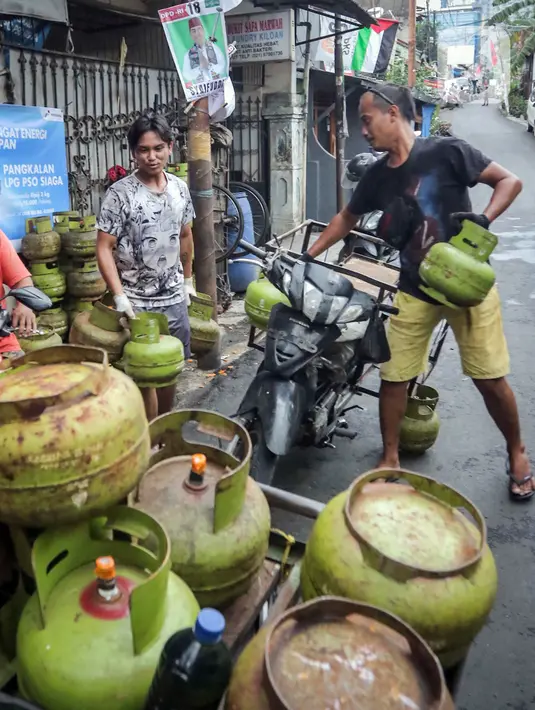 Sekretaris Perusahaan Pertamina Patra Niaga, Irto Ginting, menjelaskan warga dianjurkan untuk membawa KTP dan KK ke pangkalan LPG Pertamina untuk melakukan pendataan. (Liputan6.com/Angga Yuniar)