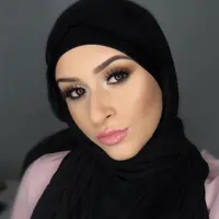 Makeup wanita berhijab. (via: Instagram/riannemua)