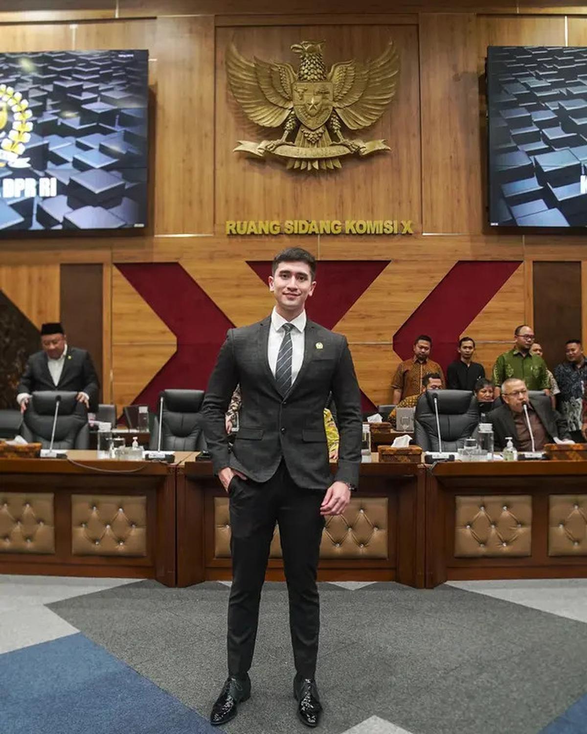 6 Potret Verrell Bramasta di Komisi X DPR RI, Public Speaking ketika Rapat Dipuji
