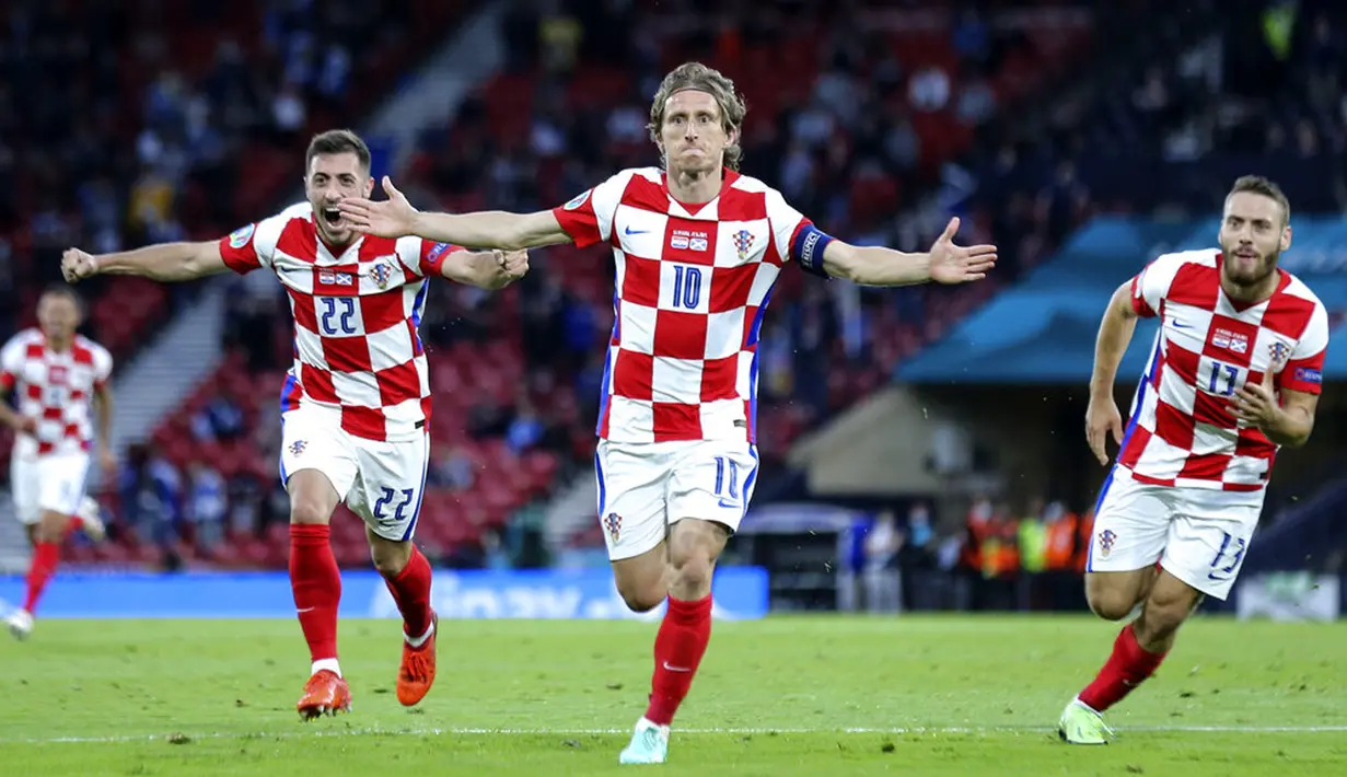 Pemain Kroasia Luka Modric (tengah) melakukan selebrasi usai mencetak gol ke gawang Skotlandia pada pertandingan Grup D Euro 2020 di Stadion Hampden Park, Glasgow, Selasa (22/6/2021). Kroasia menang 3-1. (Robert Perry/Pool via AP)