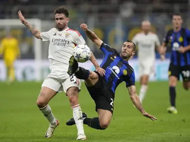 Gelandang Inter Milan Henrikh Mkhitaryan berebut bola dengan gelandang Benfica, Rafa Silva pada matchday 2 Liga Champions 2023/2024 di Giuseppe Meazza, Italia, Rabu (4/102/2023) WIB. (AP Photo/Luca Bruno)