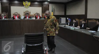 Terdakwa perantara suap Panitera PN Jakarta Pusat Doddy Aryanto Supeno bersiap mendengarkan putusan di Pengadilan Tipikor Jakarta, Rabu (14/9). Doddy divonis 4 tahun penjara dan denda Rp 150 juta subsider 3 bulan kurungan. (Liputan6.com/Faizal Fanani)