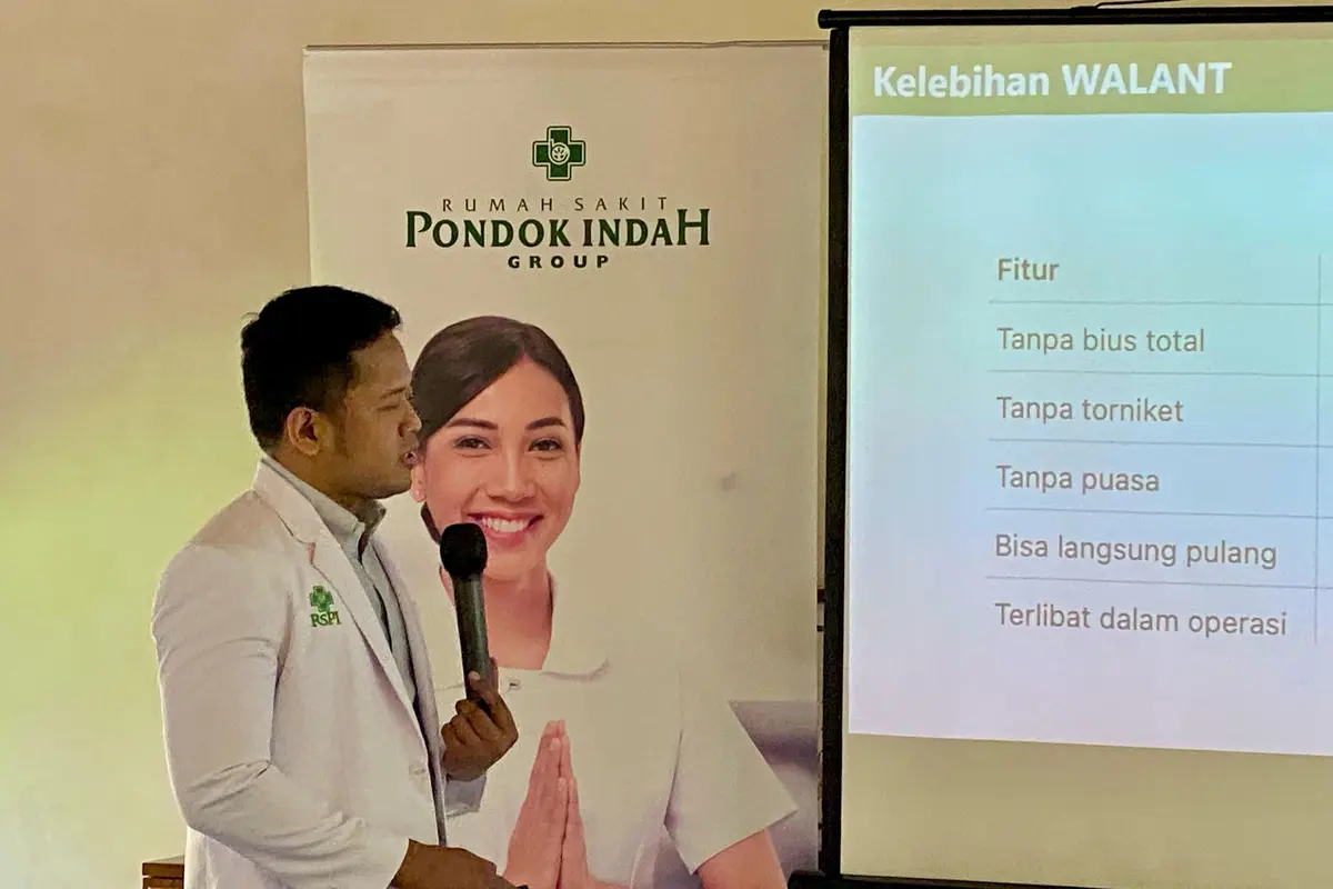 dr. Oryza Satria, Sp. OT, (K) sedang memaparkan materi mengenai prosedur WALANT (Foto Dok: RS Pondok Indah)