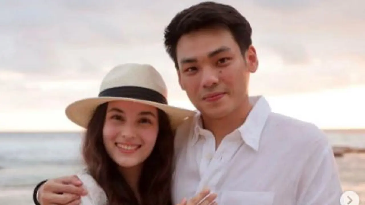 Chelsea Islan memamerkan cincin lamaran bersama calon suaminya Rob Clinton Kardinal